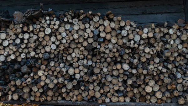Fein Säuberlich Gestapelte Große Haufen Gehäckselter Brennholzstämme Die Der Alten — Stockfoto