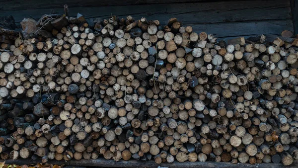 Neatly Stacked Big Pile Chopped Fire Wood Logs Prepared Winter — Stock Photo, Image