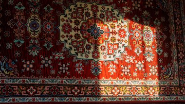 Duvarında güneş lekesi olan bir fabrika halısı. Tasarım için doku ve arkaplan.