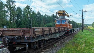 Demiryolundaki elektrik şebekelerinin onarımı ve onarımı için vinçli özel bir tren. Ağır makineler demiryolu hatlarını onarıyor. Demiryolu konsepti.