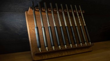 Şisha dükkanında satılık ahşap bir kutunun içindeki nargile için modern ağızlık seti. Koyu ahşap arka planda nargile parçaları. Nargile dükkanı reklamı için görüntü.