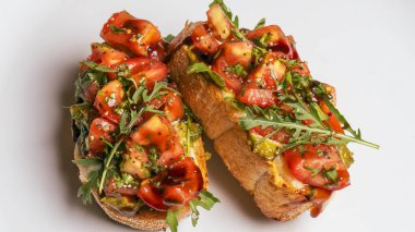 Beyaz arka planda mozzarella peyniri, pesto, domates ve fesleğen..