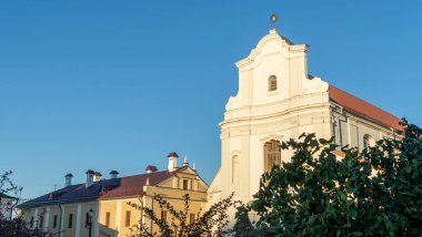 Şehirdeki eski bina. Şehir merkezinde tarihi bir ev. Geleneksel Avrupa mimarisi. Kalıtsal kavram.