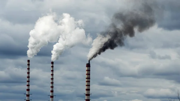 Industriële Rook Van Schoorsteen Dramatische Lucht Achtergrond Zicht Hoge Schoorsteenpijpen — Stockfoto