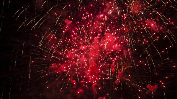Langes Feuerwerk Vor Schwarzem Himmel Ein Feuerwerk Gegen Den Nachthimmel — Stockfoto