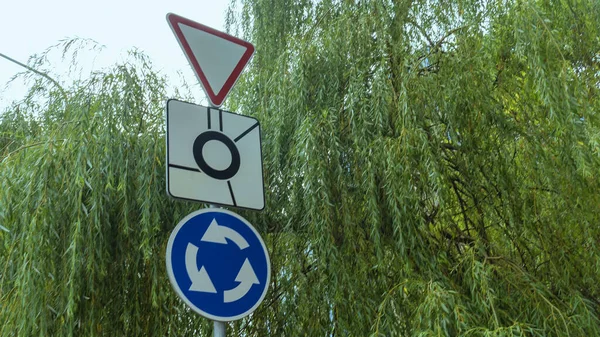 Zgięty Znak Drogowy Rondo Ustąpić Miejsca Pobliżu Autostrady Tle Zielonego — Zdjęcie stockowe