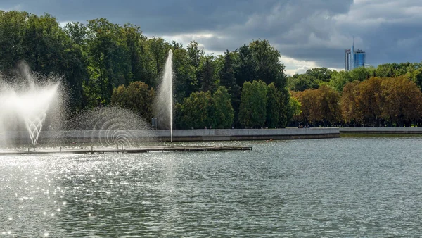 Wasser Aus Dem Brunnen Die Spitze Des Springbrunnens Hinter Dem — Stockfoto