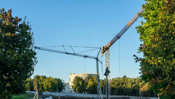 Baustelle Der Innenstadt Mit Ein Paar Hohen Gelben Kränen Zum — Stockfoto