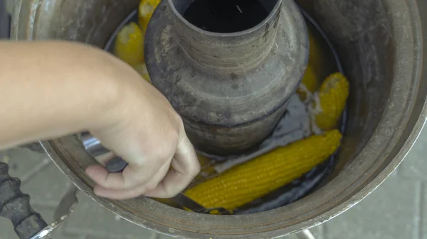 Mais Giallo Cucinato Samovar Tradizionale Russo Approccio Concettuale Alla Cucina — Foto Stock