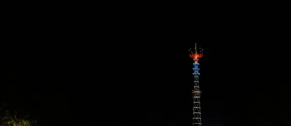 Torre Incandescente Notte Torre Trasmissione Illuminata Festiva Spazio Testo — Foto Stock