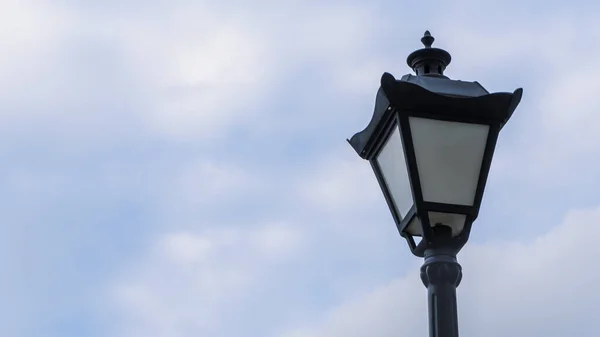 Close Van Black Metal Straat Tegen Achtergrond Van Blauwe Lucht — Stockfoto