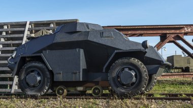 Dönem 2 Alman zırhlı keşif aracı ya da komuta arabası. 2. Dünya Savaşı sırasında Alman Silahlı Kuvvetleri tarafından kullanılan araba. Araba raylarda sürebiliyor. Tarihi kavram.