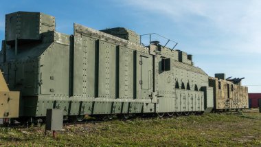 Zırhlı savaş treni. İkinci Dünya Savaşı. Demiryolu Müzesi 'nin sergisinde zırhlı tren sergilendi. Sovyet zırhlı vagonu..
