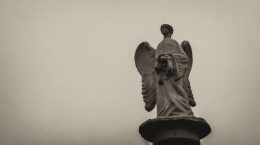 Mavi Melek 'in şeffaf heykelinin alçak açılı görüntüsü. Din veya LGBTQ sembolü.