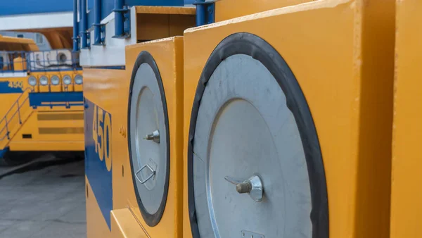 Großer Gelber Bergbaulastwagen Details Zum Bau Eines Muldenkippers — Stockfoto