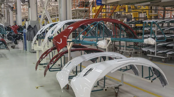 Auto Bumpers Onderdelen Zijn Geïnstalleerd Rekken Het Schilderen Autofabriek — Stockfoto