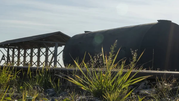 Tanque Combustível Metálico Num Antigo Pátio Ferroviário Tanque Combustível Preto — Fotografia de Stock