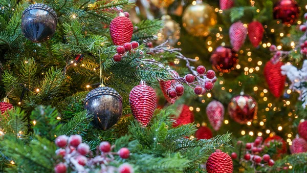 Traditioneller Künstlicher Weihnachtsbaum Mit Weihnachtsspielzeug Kugel Und Leuchtenden Bunten Lichtern — Stockfoto