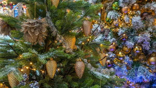 Traditioneller Künstlicher Weihnachtsbaum Mit Weihnachtsspielzeug Kugel Und Leuchtenden Bunten Lichtern — Stockfoto