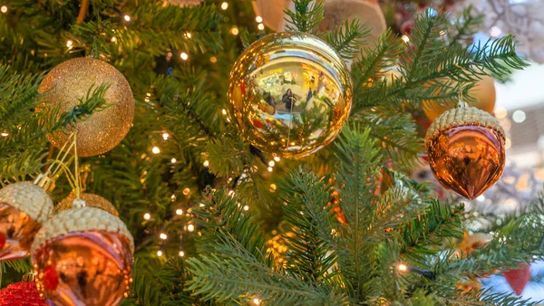 Традиционная Искусственная Елка Рождественской Игрушкой Мячом Яркими Красочными Огнями Заднем — стоковое фото