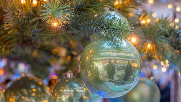 Традиционная Искусственная Елка Рождественской Игрушкой Мячом Яркими Красочными Огнями Заднем — стоковое фото