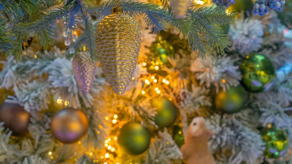 Παραδοσιακό Τεχνητό Χριστουγεννιάτικο Δέντρο Χριστουγεννιάτικο Παιχνίδι Μπάλα Και Λαμπερό Πολύχρωμα — Φωτογραφία Αρχείου