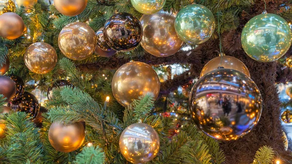 Traditioneller Künstlicher Weihnachtsbaum Mit Weihnachtsspielzeug Kugel Und Leuchtenden Bunten Lichtern — Stockfoto