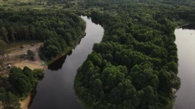 Hava manzaralı nehir, orman ve sahil. Belarus 'taki Berezina nehrinin turistik kesiminde havadan panoramik manzara.
