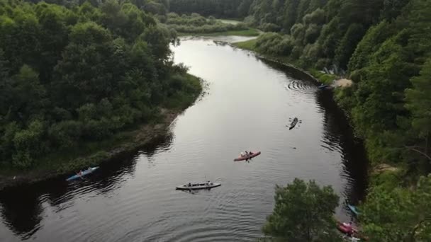 沿着河床空中风景的皮划艇和独木舟 拉菲汀跟踪一艘船旅游旅行 — 图库视频影像