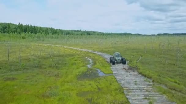 特殊的越野车与低地压车轮和轮胎难以进入的地区 极端全地形车辆 戏剧性天空背景下沼泽的生态交通 — 图库视频影像