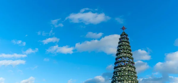Stelle Albero Natale Artificiale Una Strada Contro Classico Cielo Blu — Foto Stock