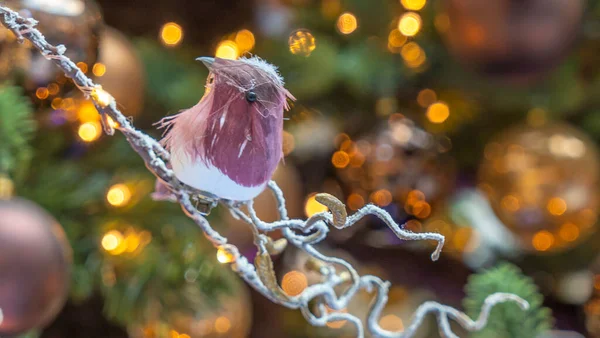 Kerstboomversiering Speelgoedvogel Zit Een Tak Boom Een Sprookjesbos Wazige Kerst — Stockfoto