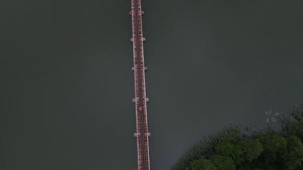 Luftaufnahme Der Brücke Mit Schmalspurbahn Von Oben Nach Unten Die — Stockvideo