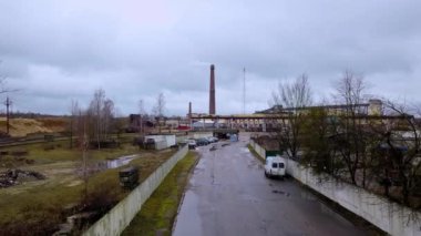 Beyaz dumanlı bir pipo. Şehir gaz kazanının boruları dramatik gökyüzüne karşı beyaz dumanlı. Hava görüntüsü. Ekolojik sorun.