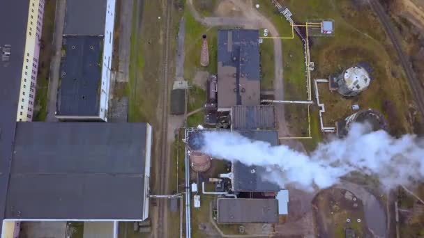 Luftaufnahme Eines Alten Backsteinheizkraftwerks Mit Rauchenden Schornsteinen Dramatischer Himmelshintergrund Ökologisches — Stockvideo