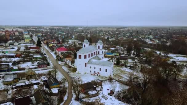 Vue Aérienne Une Petite Ville Couverte Neige Par Une Froide — Video