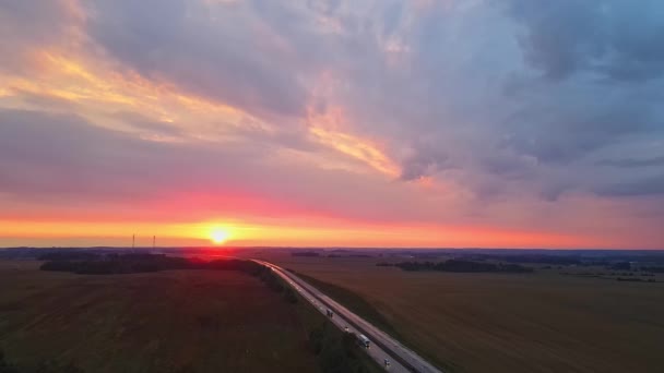 Mooie Kronkelende Weg Die Door Het Platteland Leidt Met Avonds — Stockvideo