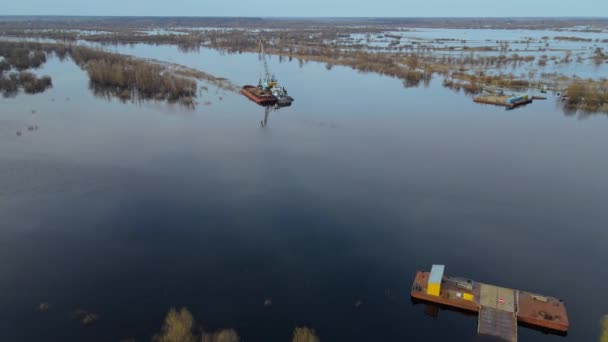 德雷杰正在努力加深河上的航道 河上的疏浚船进行了清理和深挖 夕阳西下工业概念 — 图库视频影像