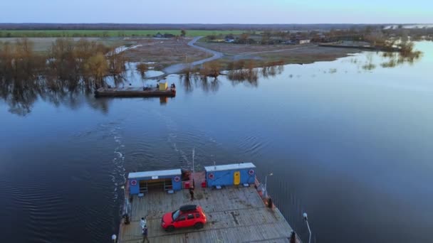 古代の手動で川を渡ります 車は川のフェリーで川を渡って輸送される ベラルーシの自然を一望できます ベラルーシのプリピャト川 — ストック動画