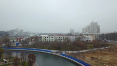 Tarihi şehir merkezindeki eski binanın yeniden inşası. Minsk 'teki eski hastane binasının hava görüntüsü..