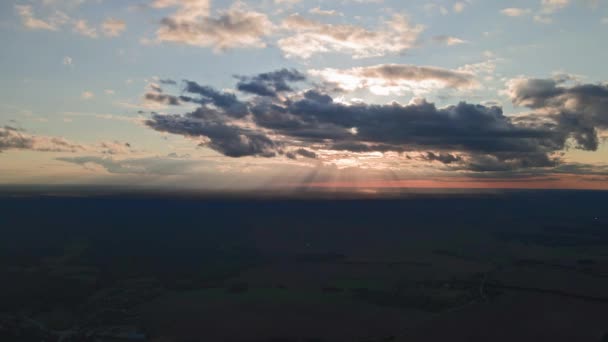 Luz Final Sol Brilha Através Das Nuvens Antes Outono Noite — Vídeo de Stock