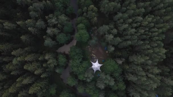 Lucht Drone Uitzicht Grote Tent Tussen Bomen Het Avondbos Aan — Stockvideo