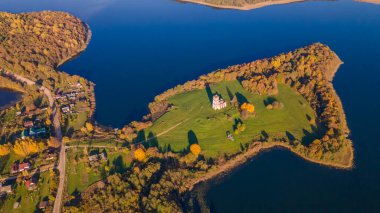 Çatıda çim ve adada çan kulesi olan eski harabe bir kilise. Eski kilise kalıntılarının havadan görünüşü. Tarihi kavramlar.