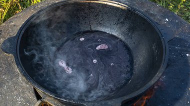 Büyük bir kazanda şarap kaynattım. Sıcak şarap büyük bir tencerede pişirilir. Geleneksel festivalde vitaminler. Çeşitli meyve ve baharatlarla sıcak şarap.