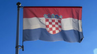 Hırvatistan bayrağı mavi gökyüzünün önündeki bayrak direğinde güneş ışınları ve merceklerle parlıyor. Diplomasi konsepti. Uluslararası ilişkiler. Metin için boşluk.