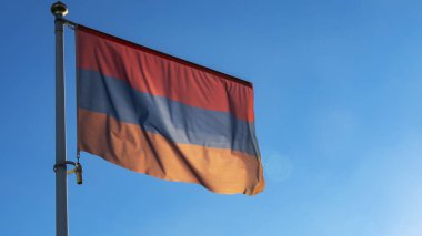 Mavi arka planda rüzgarda dalgalanan bayrak direğinde alternatif renkler taşıyan Ermenistan bayrağının varyasyonu. Diplomasi konsepti. Uluslararası ilişkiler. Metin için boşluk.