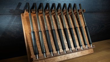 Şisha dükkanında satılık ahşap bir kutunun içindeki nargile için modern ağızlık seti. Koyu ahşap arka planda nargile parçaları. Nargile dükkanı reklamı için görüntü.