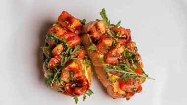 Beyaz arka planda mozzarella peyniri, pesto, domates ve fesleğen..