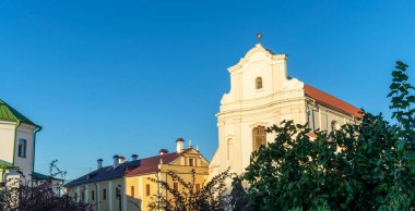 Şehirdeki eski bina. Şehir merkezinde tarihi bir ev. Geleneksel Avrupa mimarisi. Kalıtsal kavram.