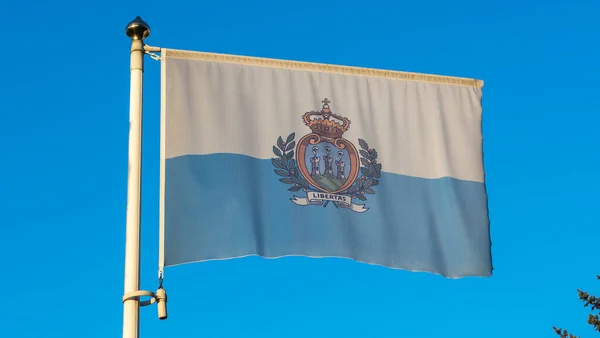 Národní Vlajka San Marina Stožáru Před Modrou Oblohou Slunečními Paprsky — Stock fotografie